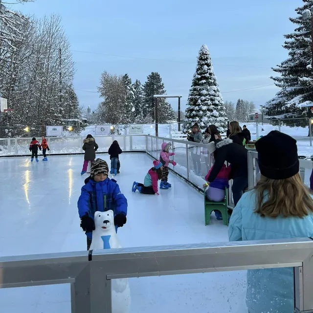 Volunteers Needed for Lake Almanor Community Christmas Tree and Skate Rink Setup